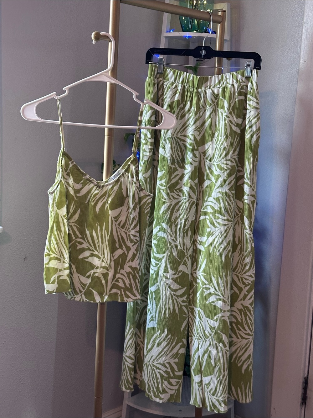 Magnolia Green and White Leaf-Print Sleeveless Top LIKE NEW WITH NO TAGS - Picture 3 of 8